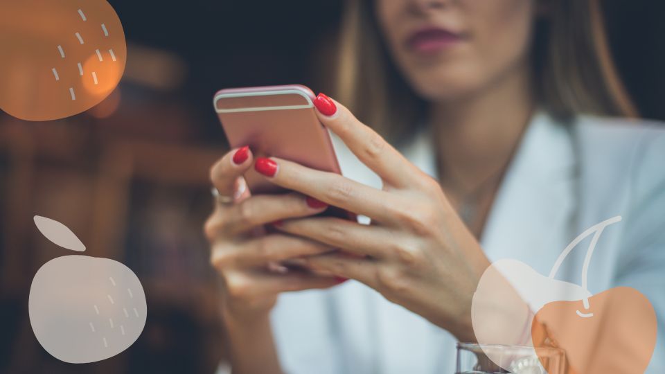 Pessoa clicando em botão de agendamento no celular