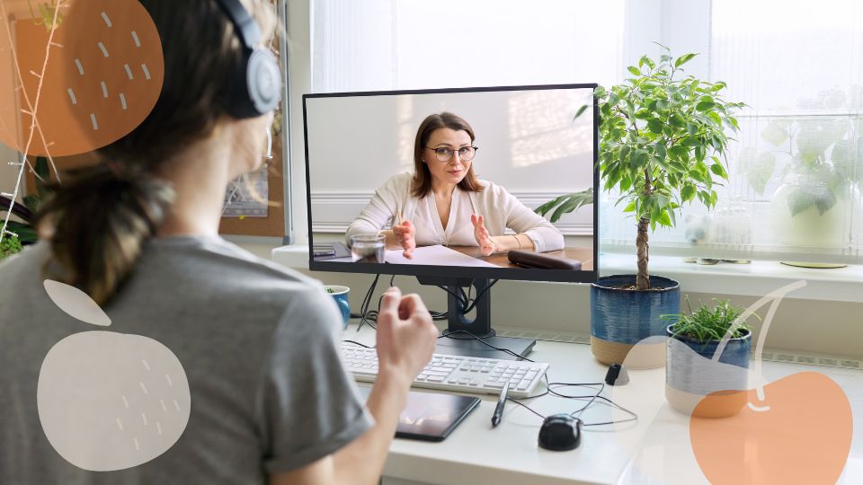 Mulher fazendo consulta online em casa com conforto
